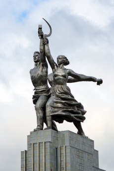 Monumento al obrero y la koljosana, en Moscú, obra de la escultora soviética Vera Mújina, que en 1937 había coronado el pabellón de la URSS en la Exposición Internacional de París (Francia).