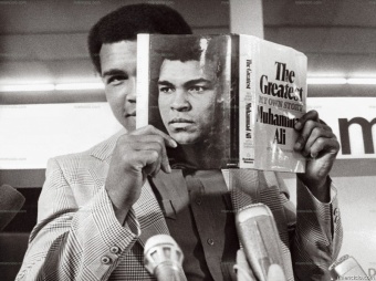 El púgil Muhammad Ali muestra su libro El más grande: Muhammad Ali, mi propia historia, en una conferencia de prensa en Frankfurt (Alemania), en 1975.